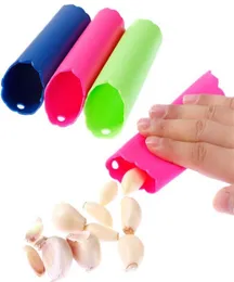 Pelapatate in silicone colorato Tubo facile da sbucciare Aglio Accessori da cucina magici Utensili da cucina Gadget Aglio in silicone non tossico Pe8757003