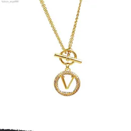 Designer Luxury Durnkey Family Brass Colar Famous Brand Francesa Classic Rodada Inglês Carta Incluste Diamante Mulheres Charm Ring Ring Bracelet Girl Gift