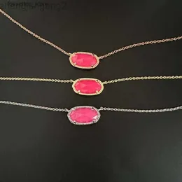 Pendanthalsband designer Kendras Scotts smycken Elisa Series Instagram stil enkel och färsk rosa rododendron azalea collaone kedja halsband