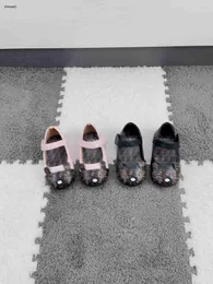 Lyxdesigner Småbarnskor Bear Shaped Design Baby Princess Shoes Storlek 21-25 Barn Prewalker Box Packaging Girls First Walkers 24mar