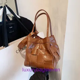 Borse tote di design di lusso Bottgss Ventss Cassette negozio online Borsa in tessuto per donna nel 2023 nuovo secchiello portatile alla moda singolo di fascia alta con logo reale