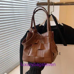 Top originali all'ingrosso Bottgss Ventss Cassette tote bags negozio onlineBorsa in tessuto portatile per donna 2023 nuovo secchiello argento lucido alla moda con logo reale RZ3C