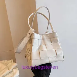 Top originali all'ingrosso Bottgss Ventss Cassette tote bags negozio online Borsa piccola da donna 2023 Nuova estate Versatile borsa a spalla singola Texture con logo reale