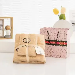 Set asciugamani da bagno di lusso Asciugamano ricamato con lettera classica Asciugamano assorbente in 4 colori Asciugamano da spiaggia in puro cotone ad asciugatura rapida Confezione regalo