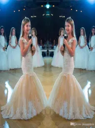 Incredibili abiti da ragazza di fiore a sirena Scollo trasparente Maniche ad aletta Applicazioni di pizzo vintage Gonna in tulle morbido Abito formale da sposa5447658