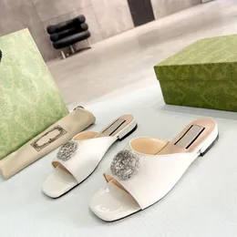 Kadınlar terlik sandalet patent deri topuklu kadınlar çift mücevher bockle slayt sandaletleri üzerinde flats outddor flip flop katırları kutu 35-43 ile ayakkabı