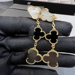 2022 V materiale oro Orecchino a clip con ciondolo di alta qualità con perline di conchiglia nere e grigie Tre fiori per le donne regalo di gioielli da sposa h271y