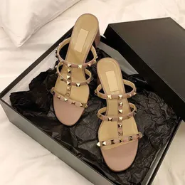 Hochwertige Sandalen Luxus Designer Sandale Sommer Damen Slide Schuhe Slipper 2024 Neue Leder Stud Nude Niete Dicke Absätze Vielseitige Mode