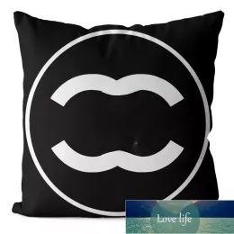 Designer Throw Pillow Black and White Throw Pillow Letter Logo Home Pillow Cover Soffa Decoration Cushion 45 x 45 cm High Quaitly