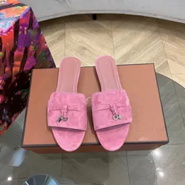 Summer Charms Slides Pycklat Loro Suede Slippers Sandaler skor äkta läder Öppna tå avslappnade lägenheter för kvinnors tofflor