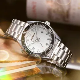 Top Brand Quartz Fashion Mens Time Clock Watches 40mm Auto Date Line Skeleton Dial Designer Titta på hela manliga gåvor Armbandsur 184A