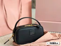 يمكن حمل حقيبة الكاميرا الصغيرة باليد أو Crossbody