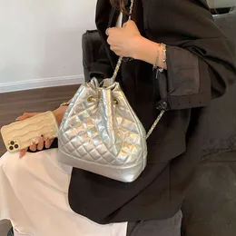 Fabrika Doğrudan Mağaza Xiaoxiangfeng Zincir Backpack Womens için 2024 Yeni Kore Edition Seyahat Küçük Moda Kalabalık Drawstring Buck Bag