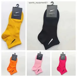 2024 SOCK MENS PROCHIOT SOCKS SPORTS SOCKS mode Kvinnor Premium Cotton Classic Letter Breattable 100% Pure Cotton Basketball Football Outdoor Gift NK Print