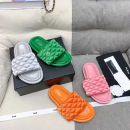 Tasarımcı Kadınlar Yaz Havuzu Ekmek Takma Sliders Beach Luxury Cha Siyah Ayakkabı Beyaz Yürüyüş Loafer Düz Seyahat Platformu Ayakkabı Kız Deri Sandal Slide Lady Mule