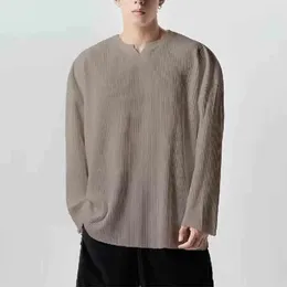韓国の秋の冬ハイエンドソリッドソリッドVneckTシャツストライププリーツルーズカジュアルな汎用ファッションパッチワーク長いスリーブトップ240223