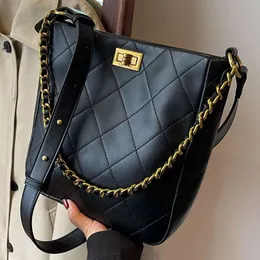 Shop Factory grossist Lingge Chain Bag Womens stor kapacitet 2024 Ny hösten mångsidig en axel crossbody internet rött vatten hink