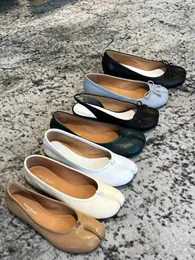 Designer kvinnor skor tabi balett dansskor klassiska casual skor balett platt skor fotledskor lamm läder hög kvalitet fabrikskor