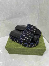 2024 Projektant pantofli Slajdy mężczyźni sandały sandały poduszki basenowe obcasy bawełniane tkanina słomka swobodne kapcie na sprężynę i jesienne płaskie komfortowe muły wyściełane przednie but