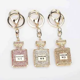 Keychains Creative Fashion Rhinestone Keychain Perfume Bottle Key Chains Female Bag Car Key Pendant Line Up Birthday Gift T2209092105