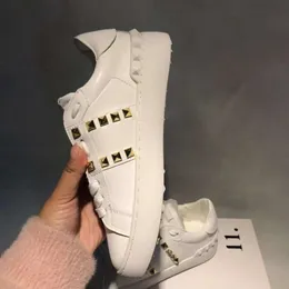 Designerklänning med källa Standard Warren V Rivet Små vita skor Kvinnor Netröd trend Mens och Womens Couples Board Shoes Casual and 2024