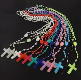 12 stycken Fabrik Multicolor Rosaries Low in Dark Plastic Rosary Pärlor Lysande halsband Katolikismen Bön Religiösa smycken3509389