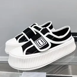 Xiaoxiang Velcro Scarpe di Tela 2024 Autunno Nuovo Matcake Fondo Biscotto Piccole Scarpe Bianche Suola Spessa Scarpe da Tavolo Punta Rotonda Scarpe da Donna