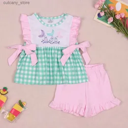 Thirts 2023 New Childrens T-Shirt Summer Summer Girls Fishilty Temproidery Green Lattice Top Cloths and Pink Shorts Baby Sets L240311