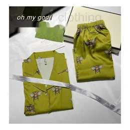 Kadınların Pijama Tasarımcısı Küçük Bee High End Pijamalar Sonbahar ve Kışta Kadınlar İçin Saten Saten İpek Çıplak Lüks Tarzı Kadınlar İçin Pijamalar ZFM4