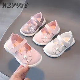 Girl Baby Shoes Fashion Non Slip Girls Walking Shoes Sole Sole Non Slip Princess Shoes Treasable Flower Girls Leather Shoes 240229