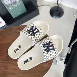 Sommar Nya mångsidiga mäns tofflor Kvinnor Leisure Beach One Line Slippers som bär coola tofflor utanför modemärket Herr- och kvinnors par tofflor 01