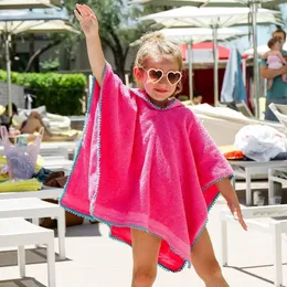 タオル本物の夏の子供用服ウェアラブルバスマントローズレッドファーボールスパタオルフード付きバスローブオーバーオール