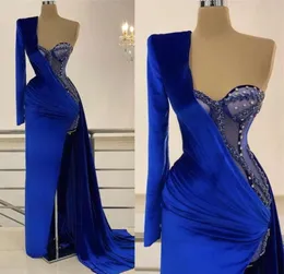 2022 New Royal Blue Velvet Mermaid Prom Dresses One Shouther Side Split Beads Evening Dress Custom Made Appliques Ruffles Floor Le7355068