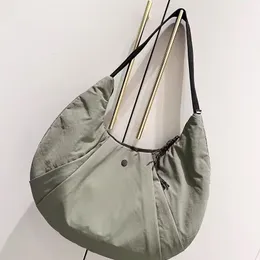 2023 Borsa da viaggio sportiva da esterno Lu Borsa da spalla a pieghe 18L Borsa a tracolla casual All-match Palestra Yoga Borse a tracolla a tracolla LL Croissant