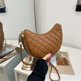 Shoppen Sie Factory Wholesale Moon Bag 2024 Autumn New Lingge Chain Fashion Casual One Shoulder Crescent Handheld Crossbody Womens