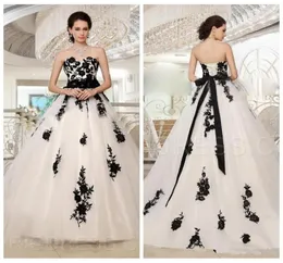 2019 Sweetheart Lace Appliques White and Black Gothic Wedding Dresses spets upp Back Bridal Glows Ribbon Long Garden Vestidos de Mar1304340