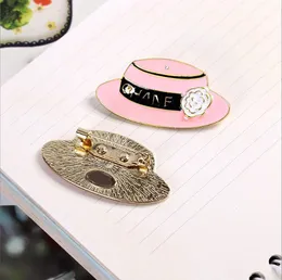 Klassische Mode Alphabet Brosche C Name Marke Luxus Designer Macaron Rosa Hut Brosche frauen pin anzug pin schmuck Zubehör