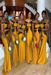 Afrikan från axeln Satin sjöjungfru Long Bridesmaid Dresses 2020 Lace Ruched Sweep Train Wedding Guest Party Maid of Honor Dres2205804