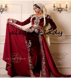 Karakou Moderne Burgundy Velvet Prom Dresses مع الفساتين الرسمية مع الزعانف الذهبية من الدانتيل الذهبي الأكمام طويلة الأكمام العربية.