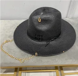 Berretti 2024 Cappello di paglia di nuovo arrivo di estate Cappello Fedora con cinturino a catena nero per le donne Cappello da spiaggia parasole da donna