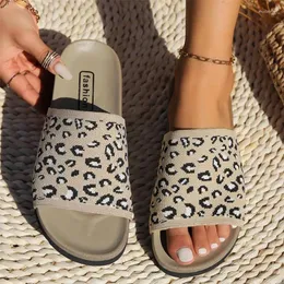 Slipare trycker slumpmässiga kvinnor skor som stickar mesh strand sandaler plattform lägenheter sommaren 2024 flip flops mujer zapatos objektglas