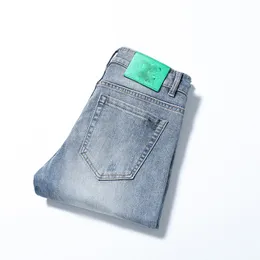 Jeans masculinos de grife azul claro jeans desgastados jeans de perna reta slim fit jeans elástico clássico logotipo verde crachá de couro na cintura homem cavalheiro calças casuais