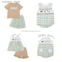 T-Shirts Baby-Baumwolle mit kurzen Ärmeln, braunes T-Shirt-Set, Rundhalsausschnitt, Welpen-Enten-Stickerei, Jungen-Top-Kleidung und grüne Gitter-Shorts, Anzug, Strampler, L240311