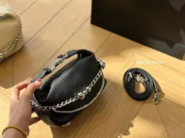 Designerbags Luxury Den nya Cowhide Small Bag Fashion Bag Casual Bag Mångsidig storlek 18 * 10 cm Anslutning En bokstavslogo Diamond Mönsterkedja och läderrem