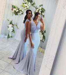 2020 Baby Blue Mermaid Bridesmaid Dresses Long V Neck veck är ärmlös Satin Maid of Honor Dress Sweep Train Satin Wedding Party 4584056