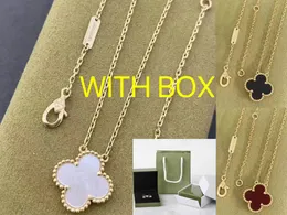 Med Box Clover Necklace Pendant Pearl Mother Plated 18k för Women's Girl Valentine's Day Mors dag Engagement Designer Luxury Jewelry Gift Partihandel