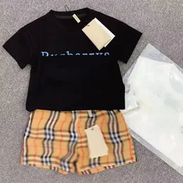 子供の新しいサマーショーツクラシック格子縞の短い袖のTシャツトレンディなブランド男性と女性ウエスタンスタイルのアウターウェアセットツーピースセット