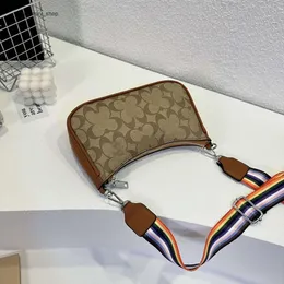 Neue Designer-Handtaschen im Großhandel, 50 % Rabatt auf neue Badge-Einzelschulter-Unterarm-Umhängetasche zum Ausgehen, französischer, hoher ästhetischer Wert, vielseitiger Damentrend