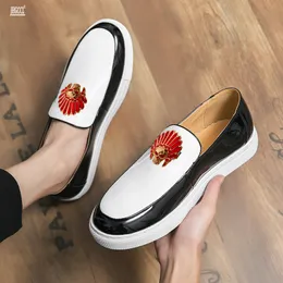 Klädskor män vulkaniserade svartvita slipon loafers patent läder för avslappnade mäns sneakers chaussures häll hommes