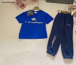 Neue Trainingsanzüge für Mädchen, Baby, minimalistischer Logo-Druck, zweiteiliges Set, Kinder-Designerkleidung, Größe 100–150 cm, T-Shirt und Hose, 24. März